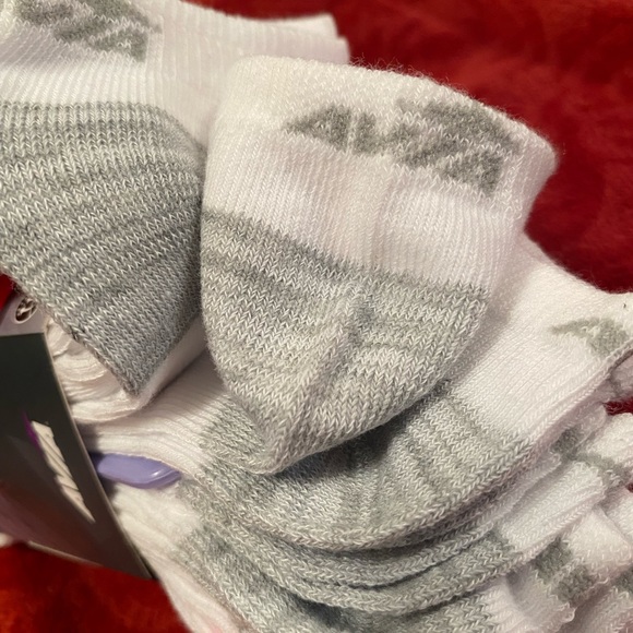 Women No Show Socks - Picture 3 of 6